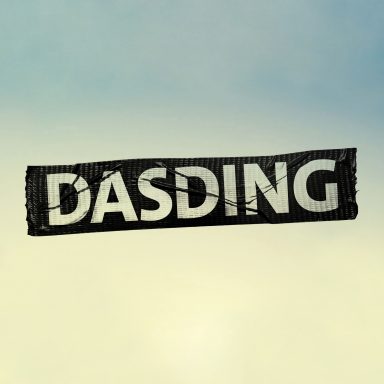 Text mit der Aufschrift "DASDING" auf einem schwaren Banner.