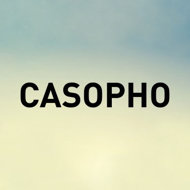 Schriftzug "CASOPHO" in großem, schwarzem Text auf hellem, verschwommenem Hintergrund.