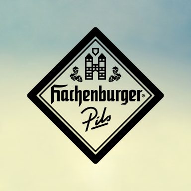 Schwarzes Logo mit dem Text "Hachenburger Pils" und einem stilisierten Schloss.