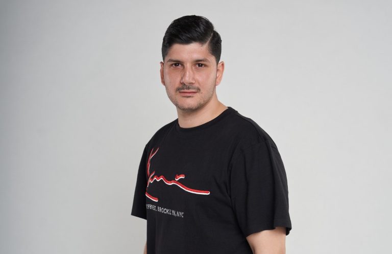 Silhouetten von Palmen vor einem verschwommenen, hellen Hintergrund.