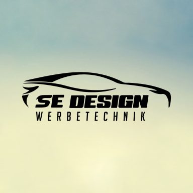 Logo von SE DESIGN Werbetechnik mit stilisiertem Auto und moderner Schrift.