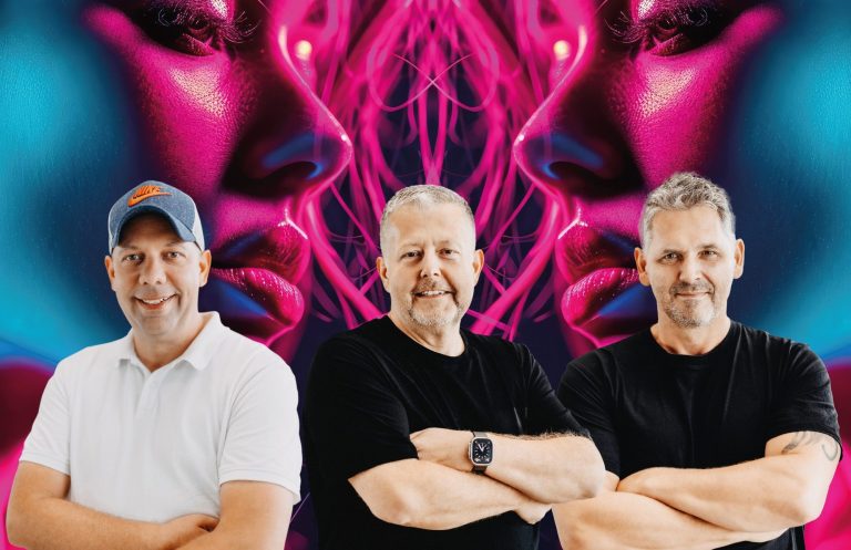DJ Crew DJ Reifi, DJ Christian & P.A.-Trick stehen vor einer bunten, abstrakten Hintergrundgrafik.