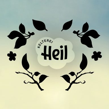 Schwarzes Logo mit dem Text „Kelterei Heil“ auf hellblauem Hintergrund.